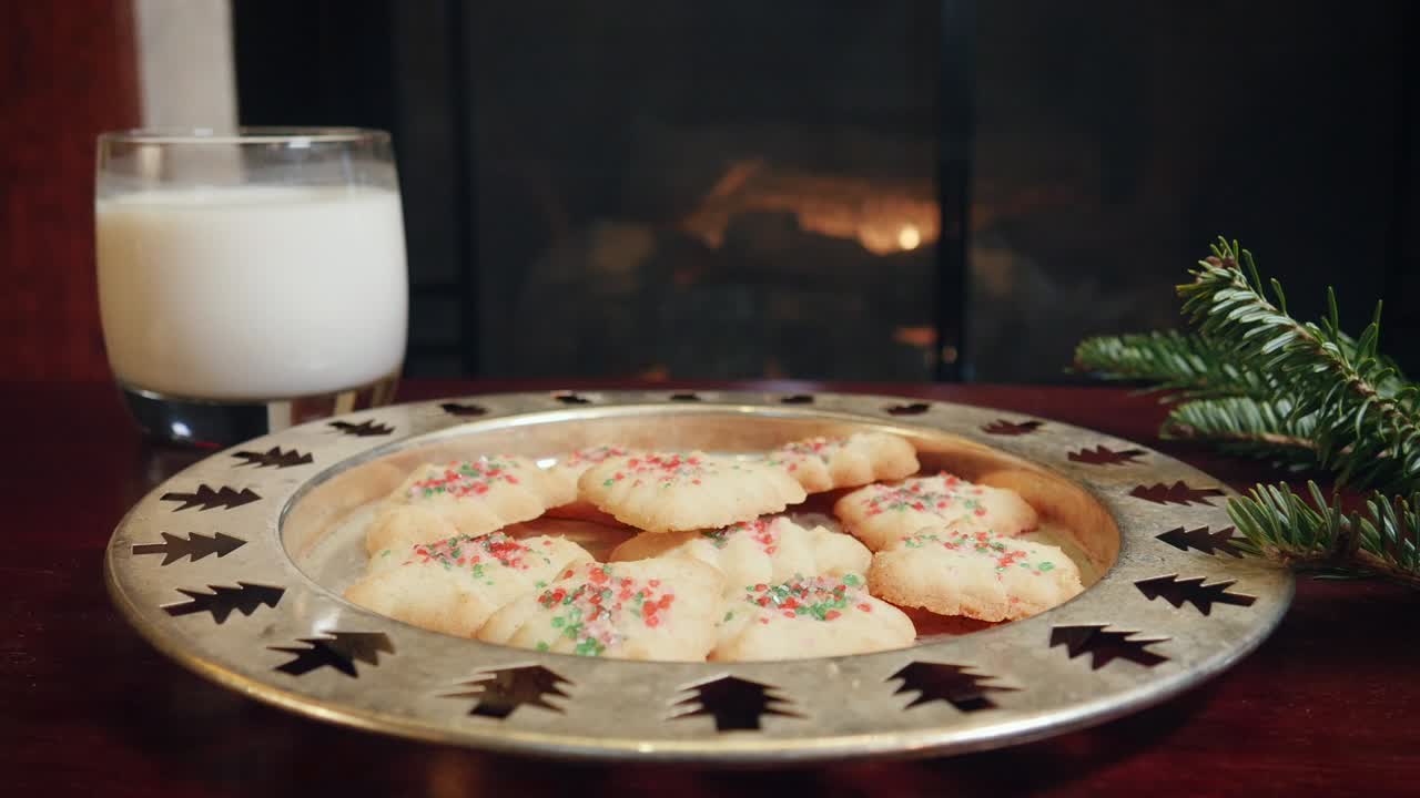 рождественская сцена с тарелкой молока и печенья и камином сзади в 4к