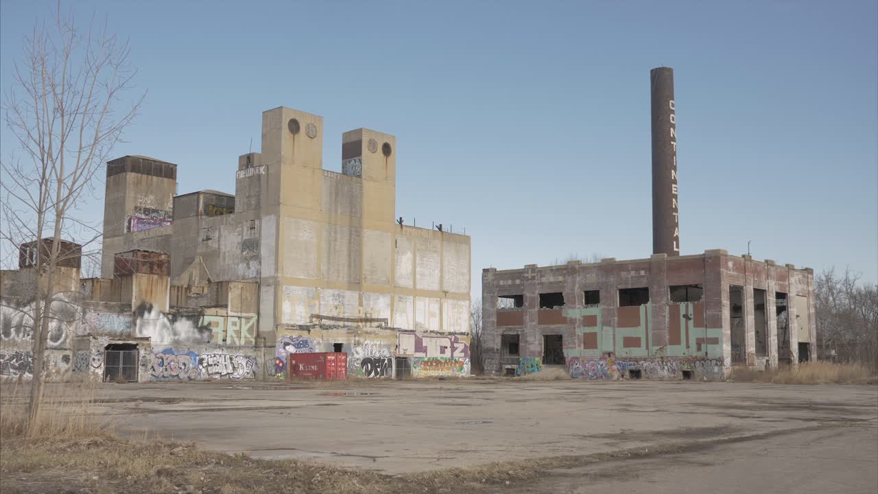 Vista di un'inquadratura d'insieme di una fabbrica abbandonata a Detroit, Michigan.