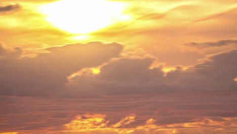 美麗的日落天空和微妙的雲端流出