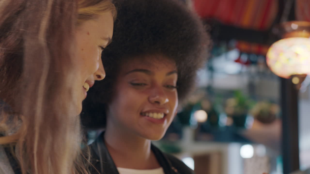 amigos de viaje mirando comida saludable en un restaurante dos mujeres hermosas disfrutando de variedad exótica ordenando ensalada 4k