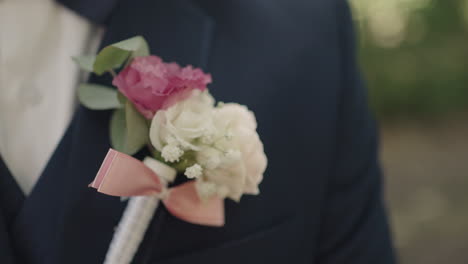 Flor-Del-Novio-De-La-Boda-En-El-Día-De-Verano