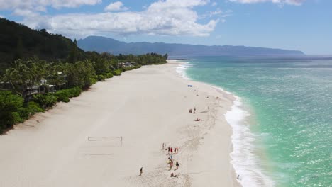 Gente-Disfrutando-De-Vacaciones-En-La-Playa-De-La-Puesta-Del-Sol,-Pupukea,-Hawaii,-Vista-De-Drones