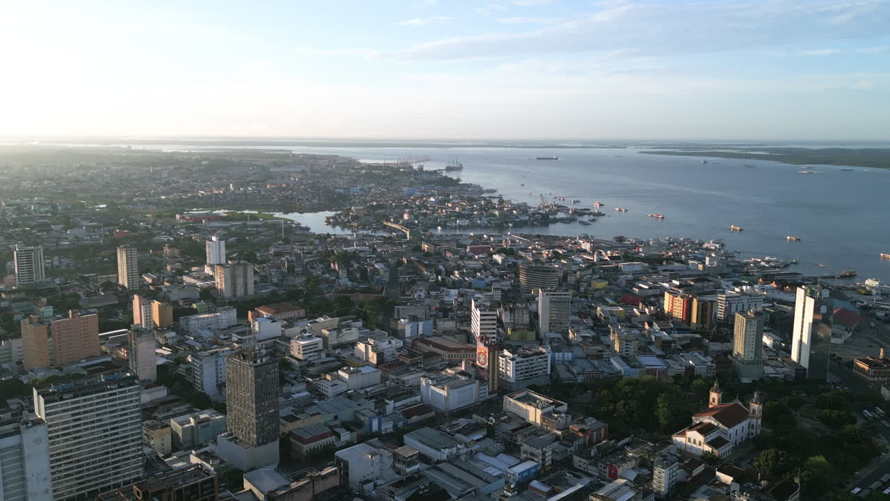 브라질 마나우스 시내 의 건물 들 의 공중 비행기 는 뒷면 에 아마존 강 이 있는 일출 의 빛 에