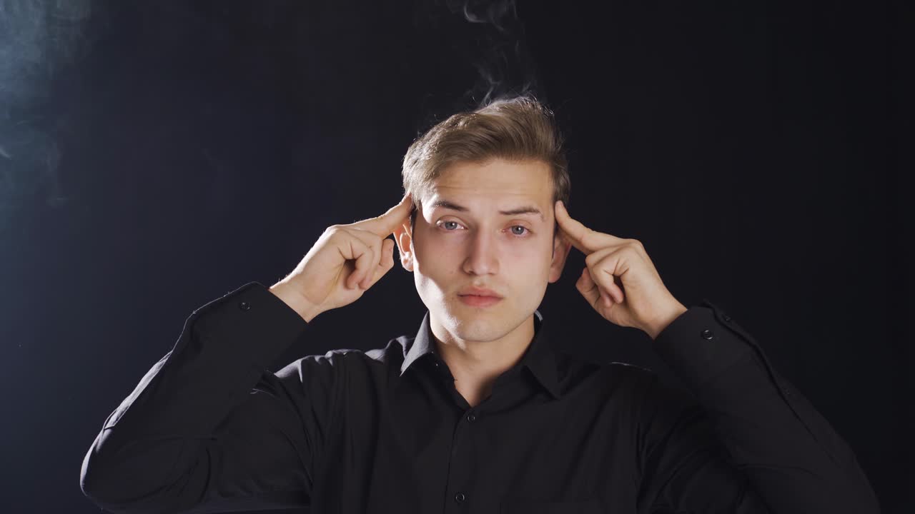 생각 많은 십대 아이의 머리에서 연기가  ⁇ 어나옵니다.