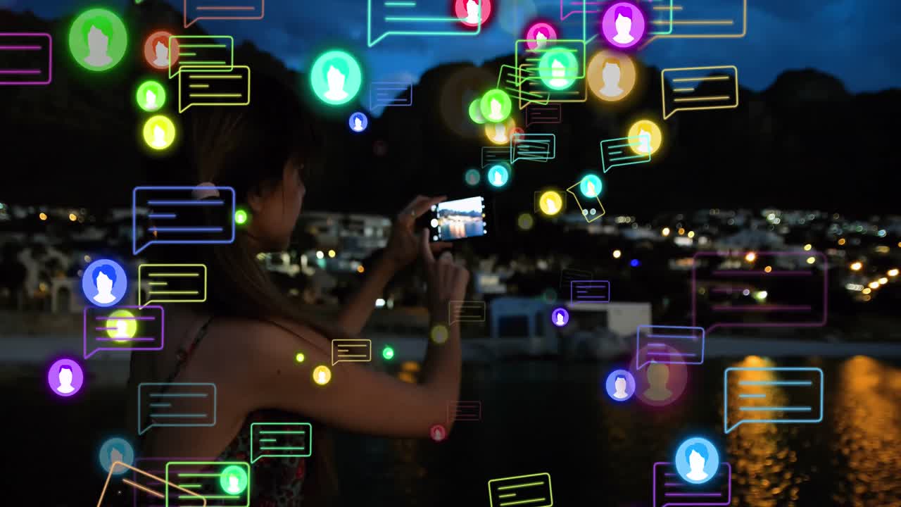 animación de iconos de redes sociales y procesamiento de datos sobre mujeres biraciales que usan teléfonos inteligentes