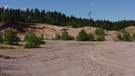 Bewegung-Durch-Einen-Alten-Sandsteinbruch-Mit-Stromleitungen-Davor