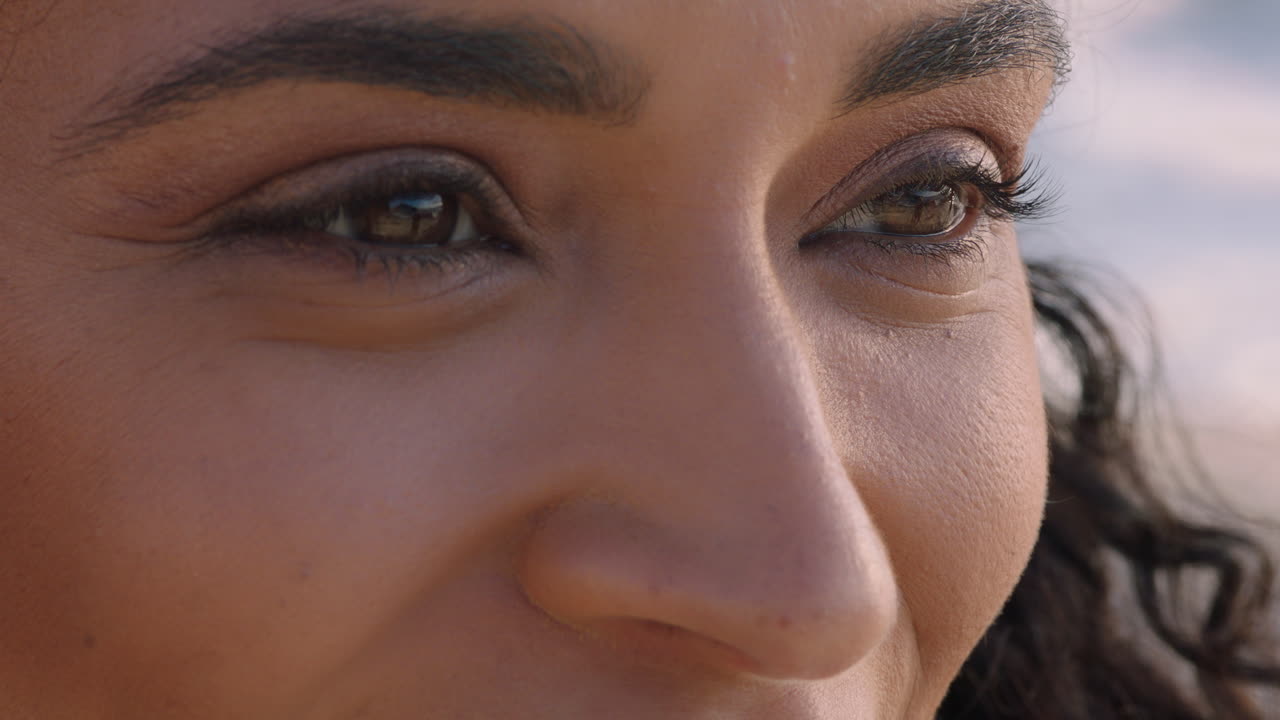 cerca ojos hermosos mujer hispana mirando la vista del océano disfrutando de la belleza natural contemplando el futuro disfrutando de la libertad