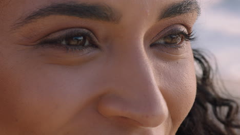 cerca ojos hermosos mujer hispana mirando la vista del océano disfrutando de la belleza natural contemplando el futuro disfrutando de la libertad