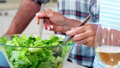 Mujer-Mayor-Preparando-Ensalada-De-Verduras