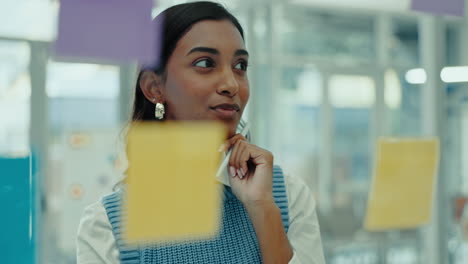 pensando, vidrio y mujer de negocios con notas