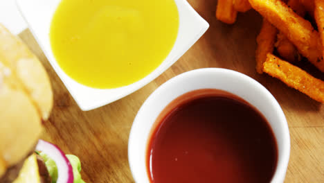 bocadillos con ketchup en tablero de madera