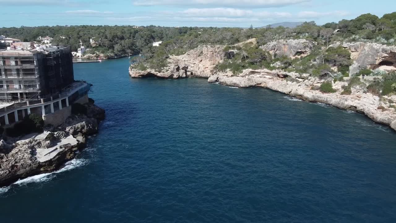 Luftaufnahme von Cala Figuera an einem sonnigen Wintertag, Mallorca, Spanien.