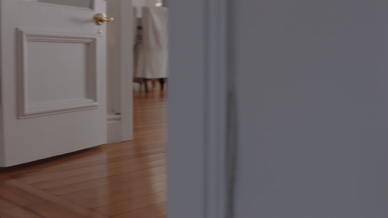 niña feliz corriendo por la casa con tutu abriendo cortinas mirando por la ventana al hermoso nuevo día con la brillante luz del sol juguetón niño sintiéndose positivo 4k metraje