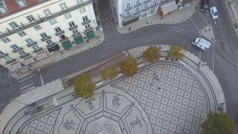 Antena-En-Cámara-Lenta-Arriba-Hacia-Abajo-De-La-Plaza-Luís-De-Camões-Con-Tráfico-De-Automóviles