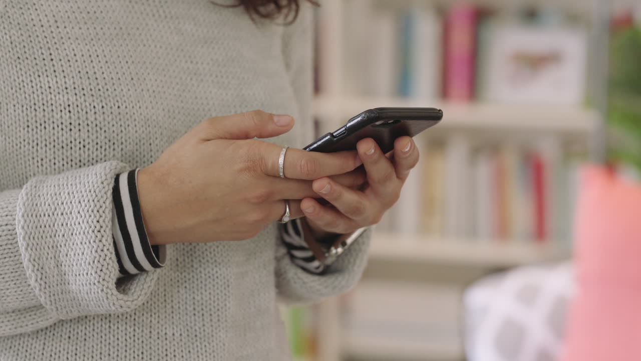 cerca de las manos de una mujer joven usando un teléfono inteligente enviando mensajes de texto navegando por teléfono móvil comunicación conexión en línea enviando sms