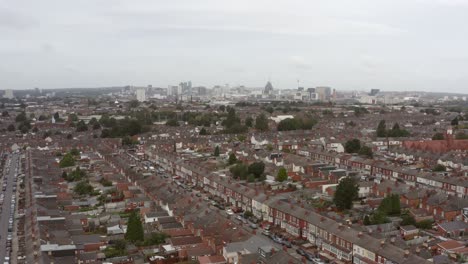 disparo de un dron sobrevolando una urbanización en birmingham, inglaterra 02