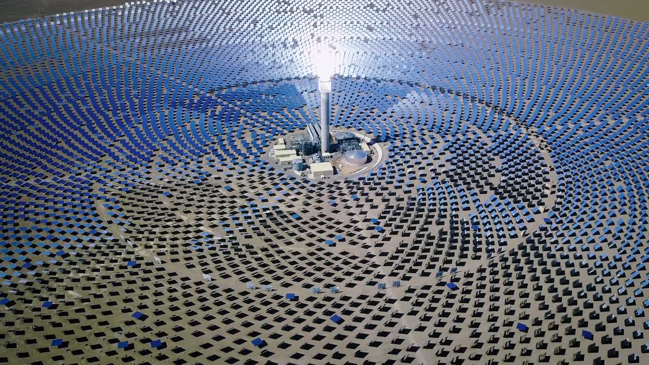 estación de energía solar energía verde video de vuelo en 4k