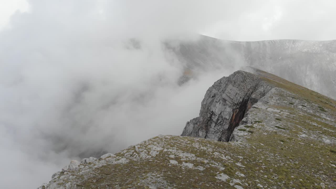 올림푸스 산 그리스의 안개가 자욱한 봉우리가 매우 가파른 절벽을 드러내는 드론 비디오