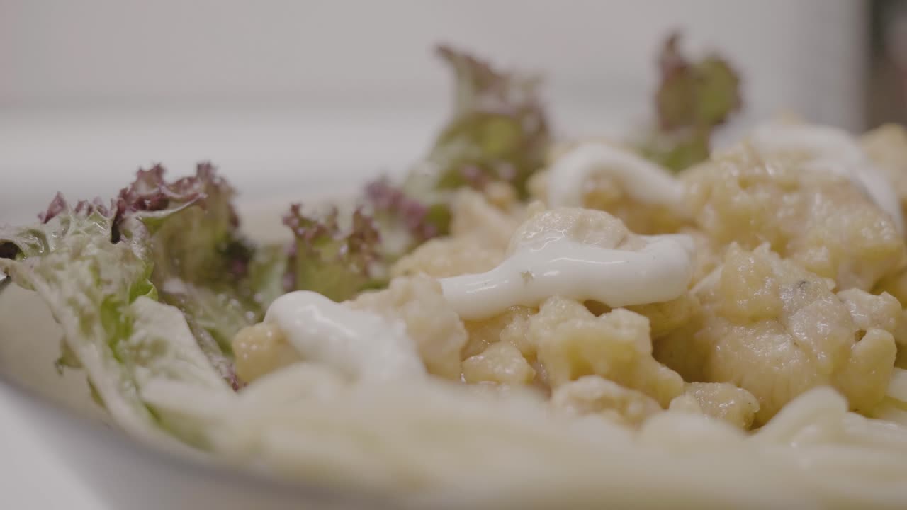 크리미 드레싱 이 있는  파스타 러드