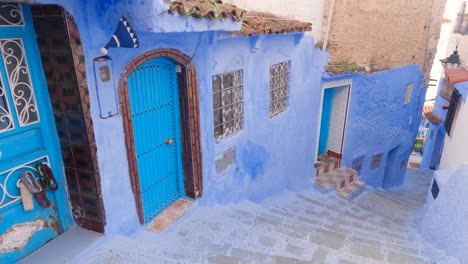 Verzierte-Blaue-Wände-Aus-Chefchaouen,-Steile-Treppen-Entlang-Einer-Leeren-Schmalen-Straße-In-Der-Altstadt