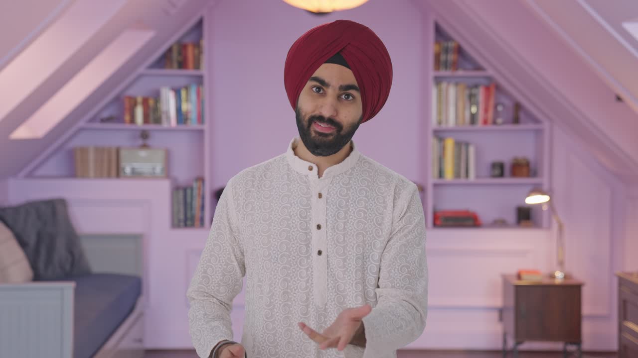 Uomo indiano Sikh felice che parla alla telecamera