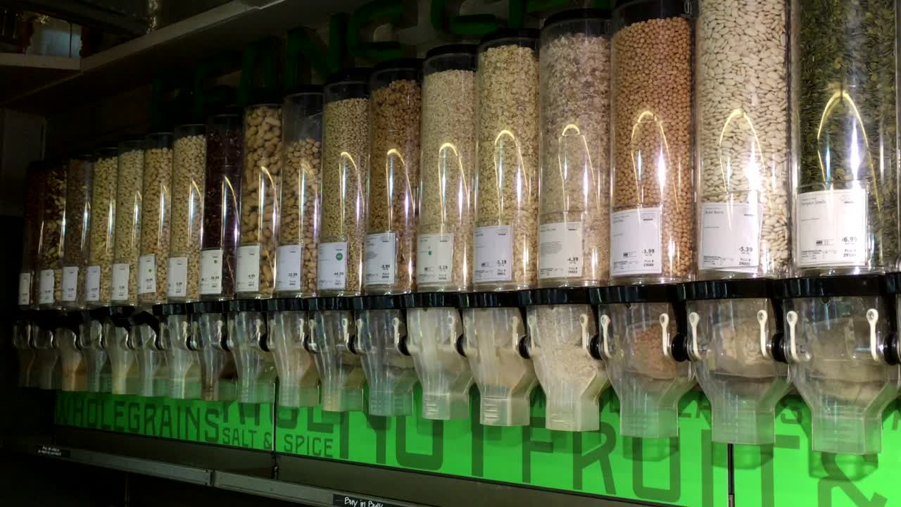 Schwerkraft-Trockenfutterspender zur Einsparung von Einwegverpackungen