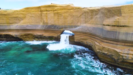 4K-Drone-video-of-the-Bakers-Oven,-Great-Ocean-Road