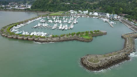 Vista-Aérea-De-Drones-De-La-órbita-En-Pez-Vela-Marine,-Quepos,-Costa-Rica