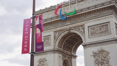 arc de triomphe with paris 2024 olympics banner