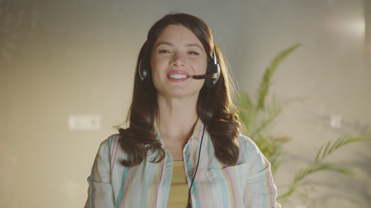 mujer trabajando desde casa en video llamada