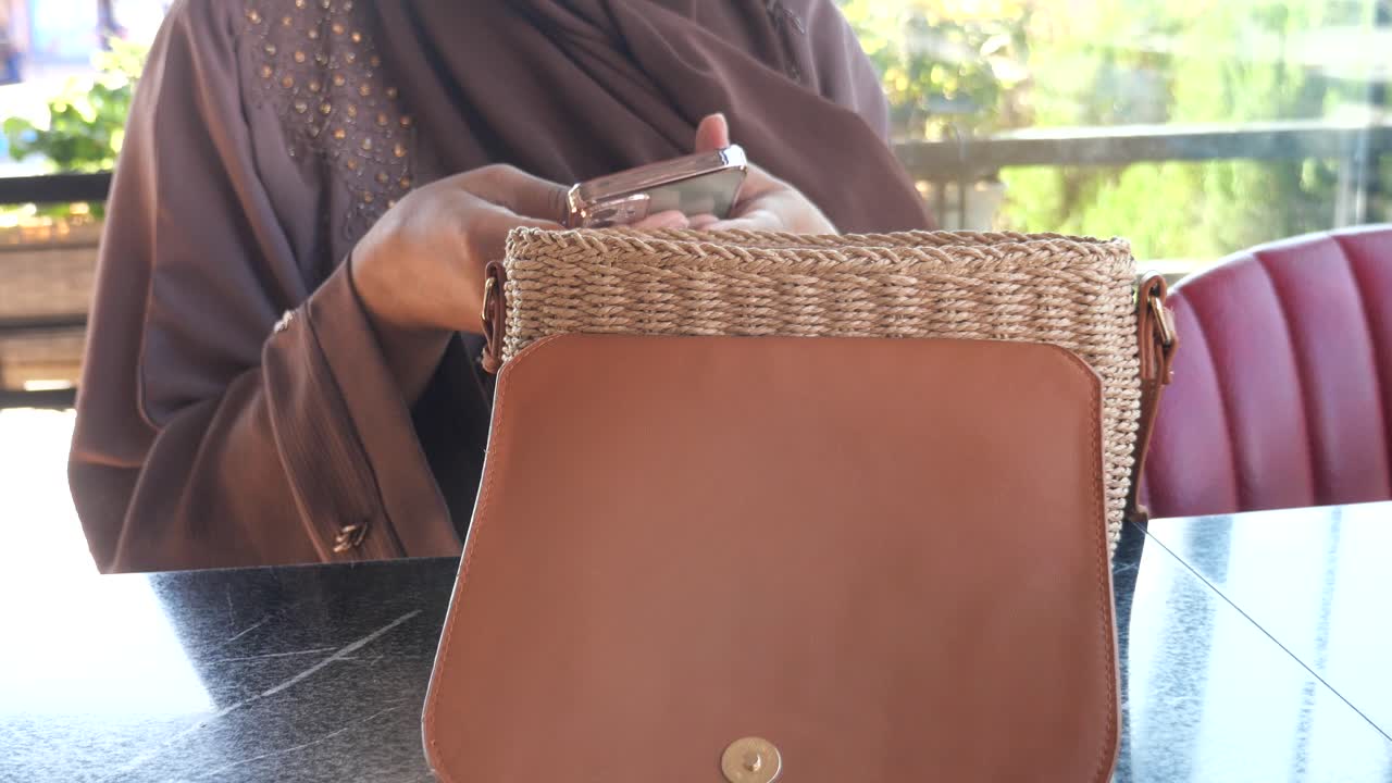 갈색 드백 을 들고 있는 여자