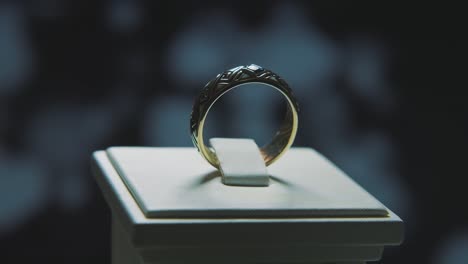 elegante anillo de oro en exhibición