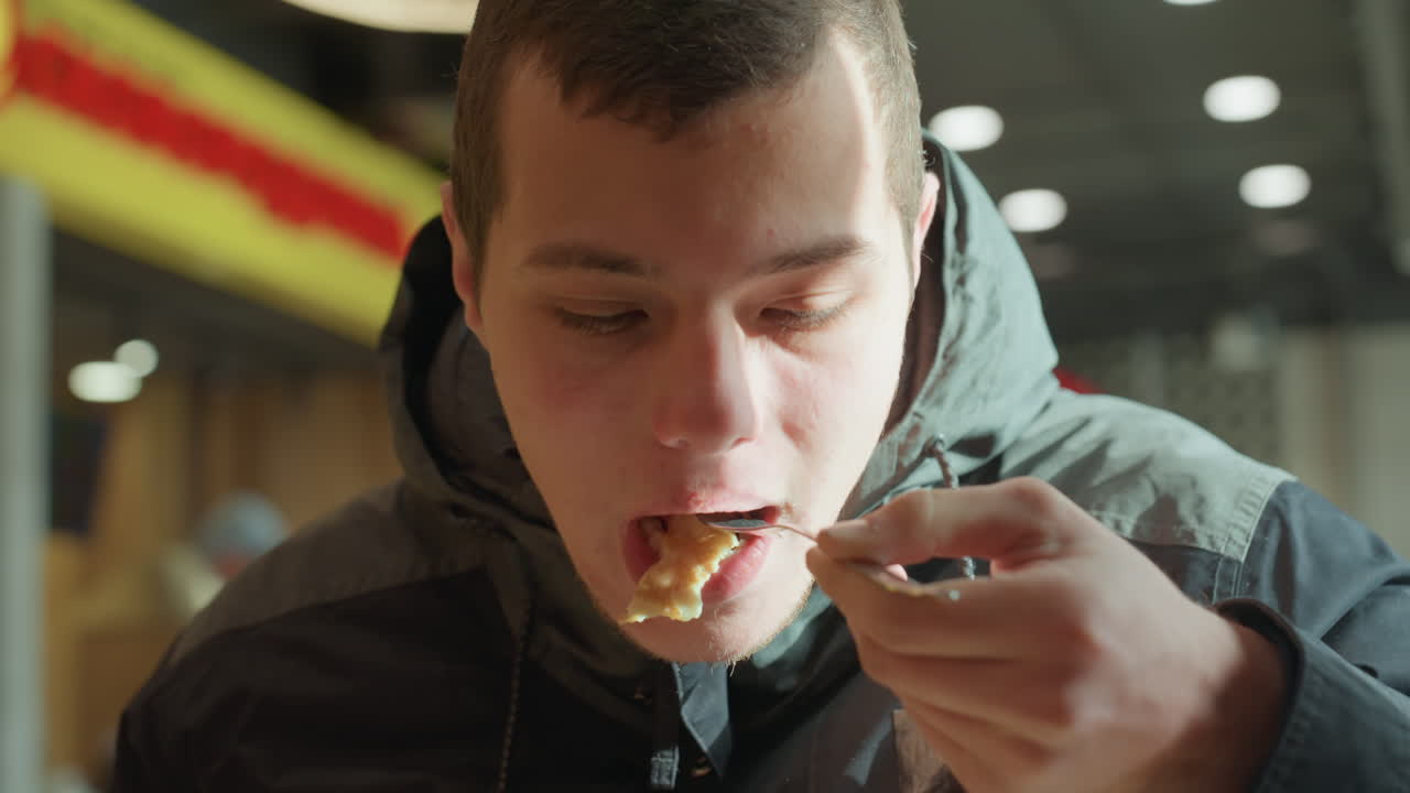 Köstliches Morgenmahl in einem einladenden Café. Gemütliche Umgebung mit einem Mann, der Pfannkuchen isst und Kaffee trinkt. Friedlicher Frühstücksmoment, der einen Mann zeigt, der Pfannkuchen mit einem warmen Getränk genießt.