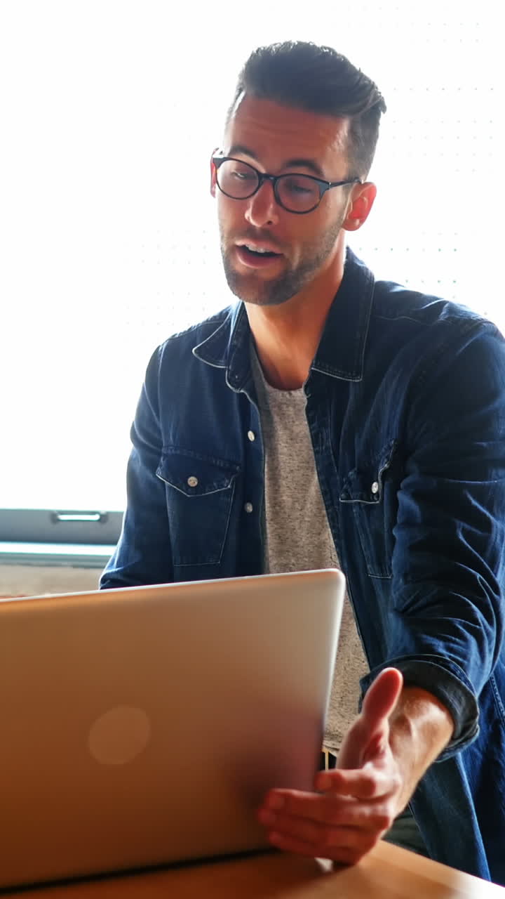 Casal juntos usando um laptop