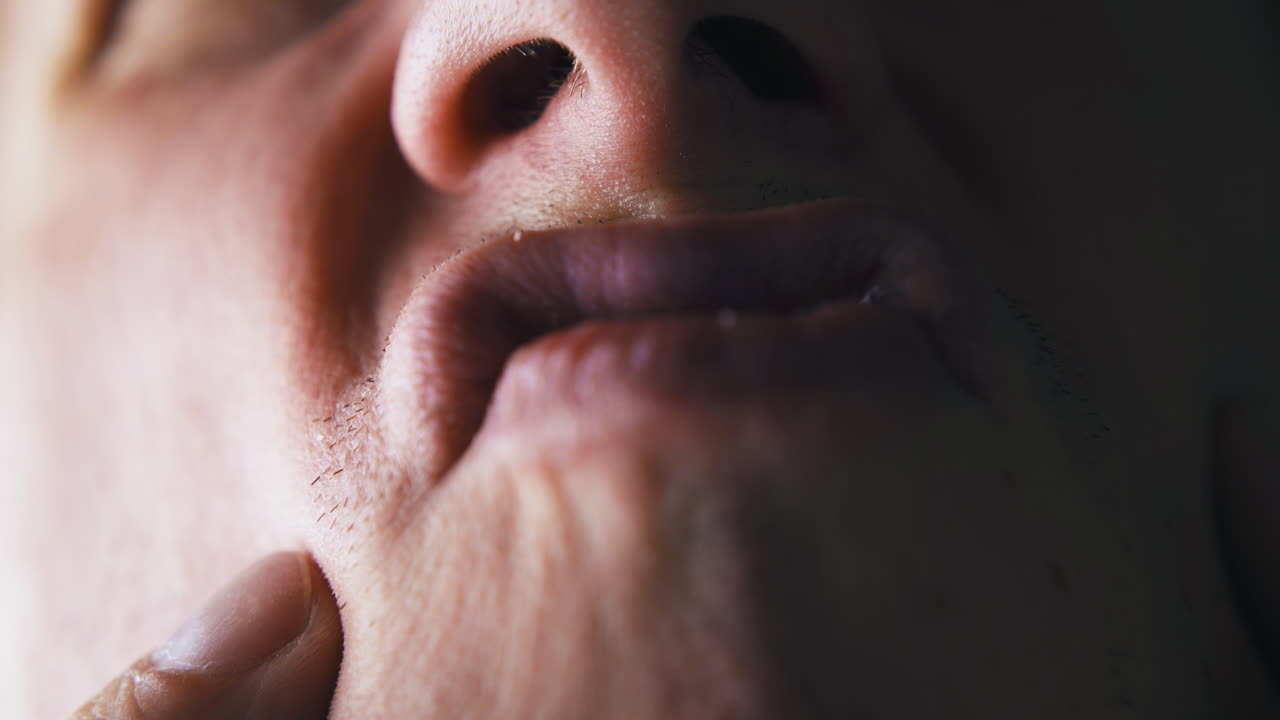 persona con los dedos en las mejillas tira las caras mirando la nariz