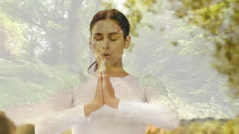 mujer meditando sobre el bosque