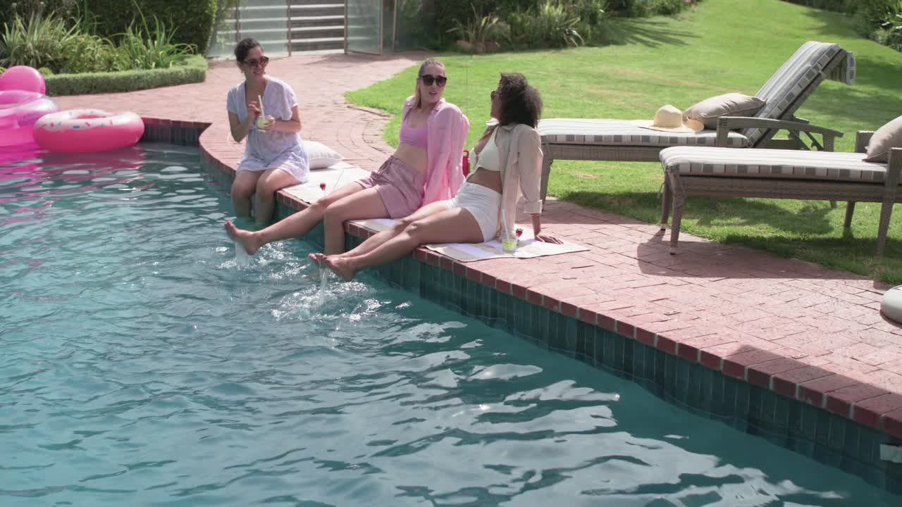 Zeichnung an einem sonnigen Tag: Verschiedene Frauen sitzen am heimischen Pool, reichen einen Becher, baumeln mit den Füßen, rosa Schwimmring.