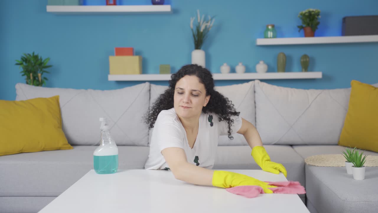 una joven enojada arrojando trapos.