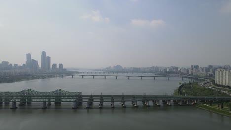 Luftaufnahme,-Die-über-Den-Han-Fluss-Fliegt,-Mit-Einer-Skyline-Von-Seoul-Im-Hintergrund