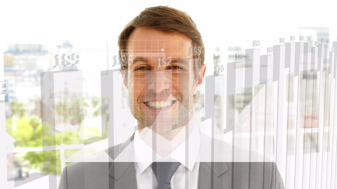 animación de gráficos con números cambiantes, patrón de cuadrícula, hombre caucásico sonriente de pie en la oficina