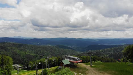 Cable-car-on-Jaworzyna-Krynicka-and-panorama-of-Beskid-Mountains,-Poland,-aerial-view
