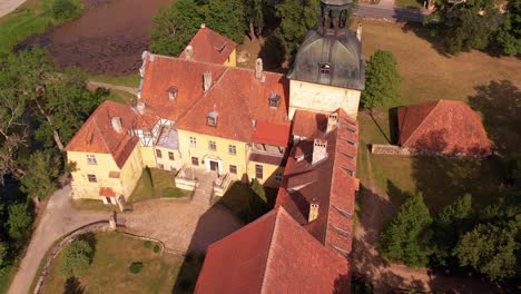 Pequeña-Ciudad-De-Straupe-Junto-Al-Antiguo-Palacio-De-Straupe