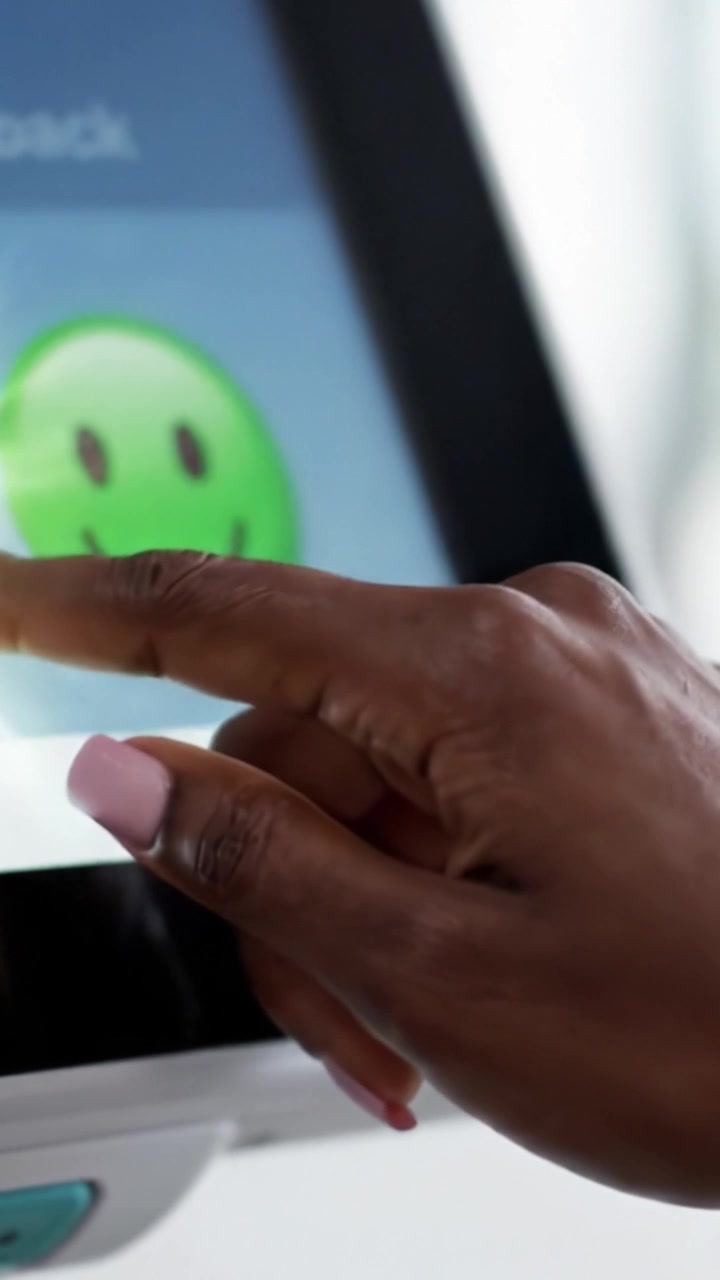 Interfaccia Coinvolgente: Icone di Feedback Positivo Visualizzate su un Touchscreen Digitale, che Riflettono l'Esperienza Utente Attraverso un Design Semplificato di Emoticon