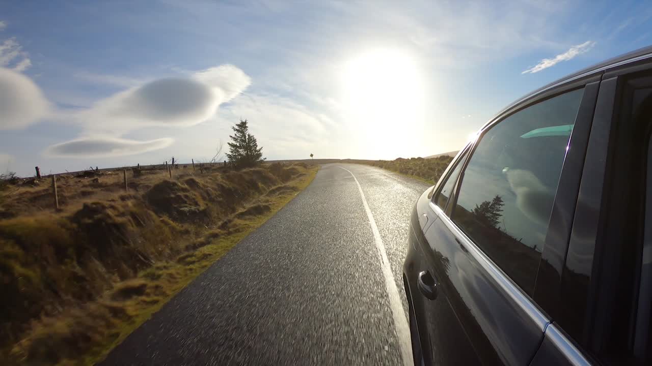 Kørsel på en bjergvej i Wicklow, Irland, på en solrig dag