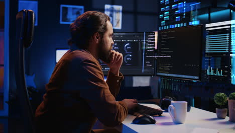 freelancer trabajando en computadora, usando tecnología de realidad aumentada para codificar