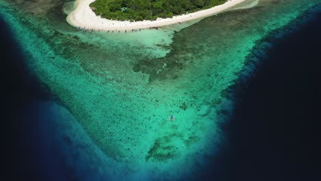 Barco-Banca-Flotando-Cerca-De-La-Isla-Mantigue-En-Filipinas,-Incline-La-Antena