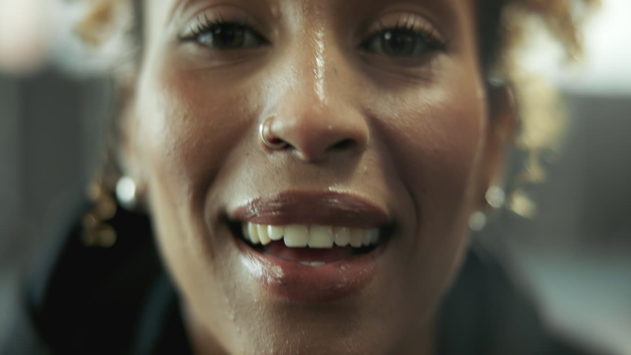 retrato em close-up de uma mulher sorridente