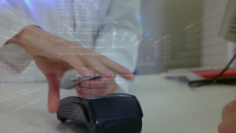 animación de procesamiento de datos sobre las manos de una mujer y un hombre caucásicos que utilizan una terminal de pago