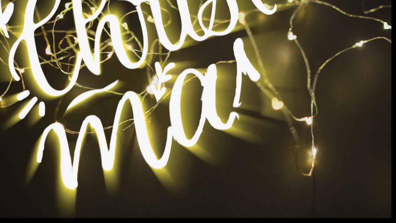 Animation von Weihnachtsgrüßen über Weihnachtslichtern