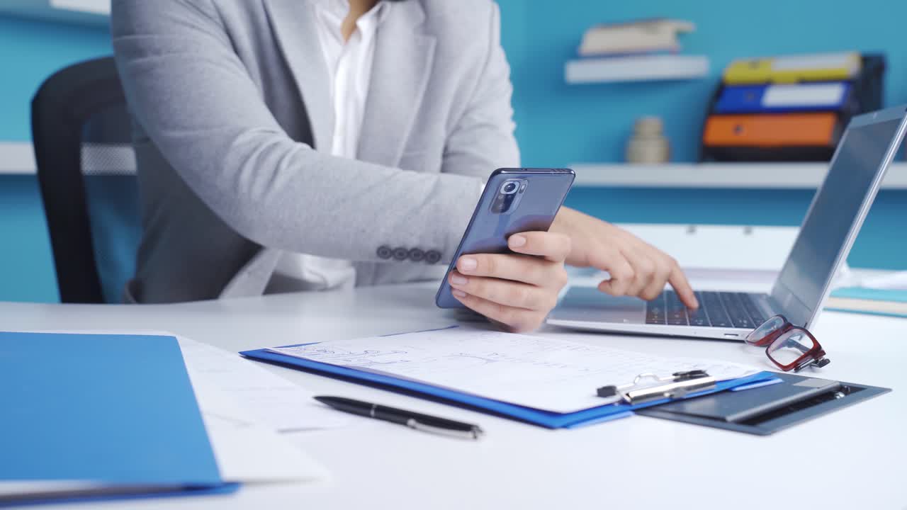 primer plano de un hombre de negocios usando el teléfono mirando el teléfono.